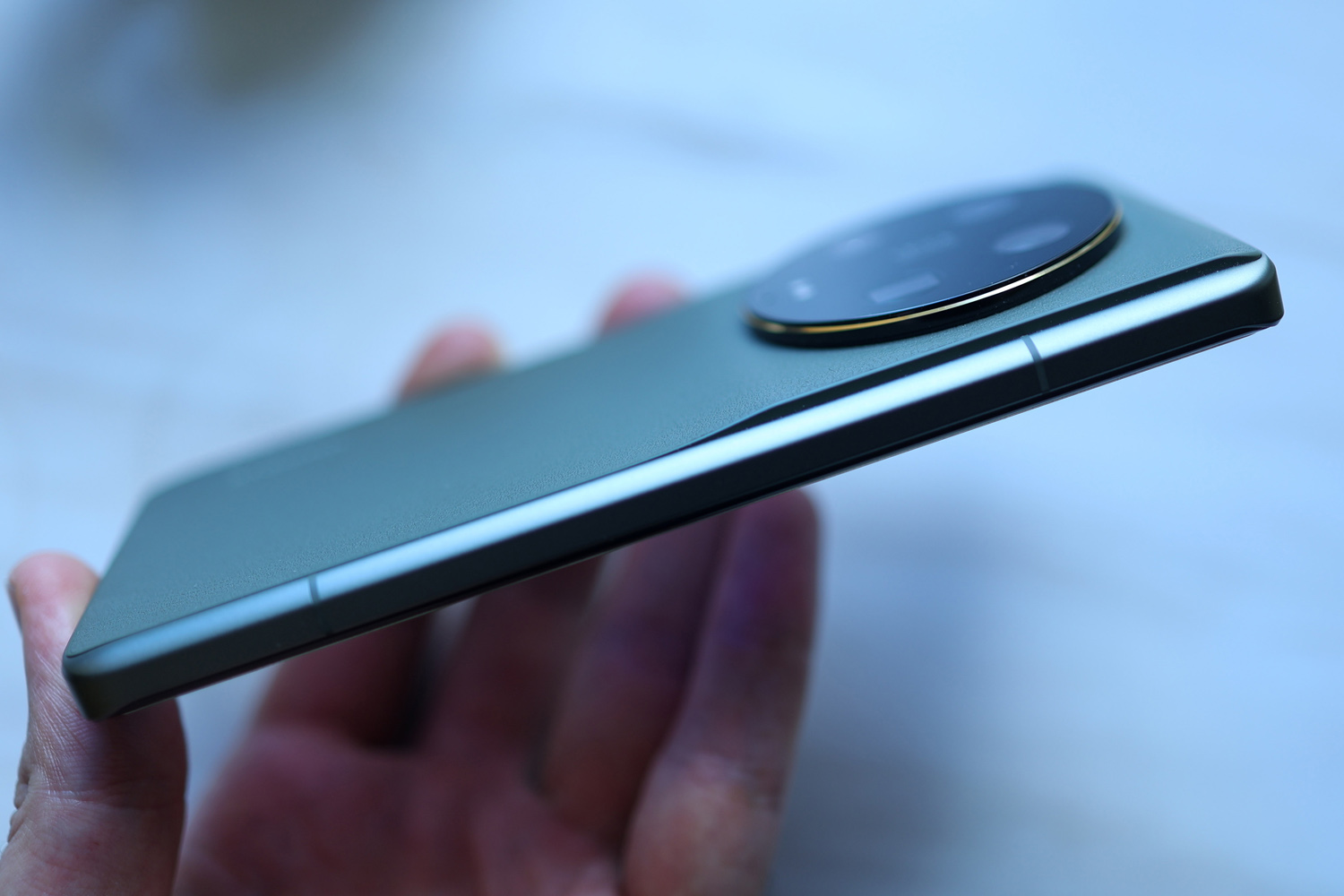 Xiaomi 13 Ultra hands-on side profile